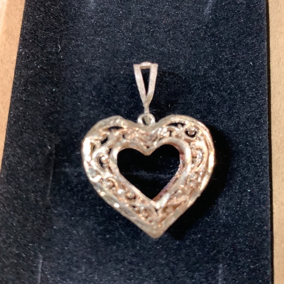 Gorgeous filigree heart pendant.  Antique gold. No markings - Picture 2 of 4